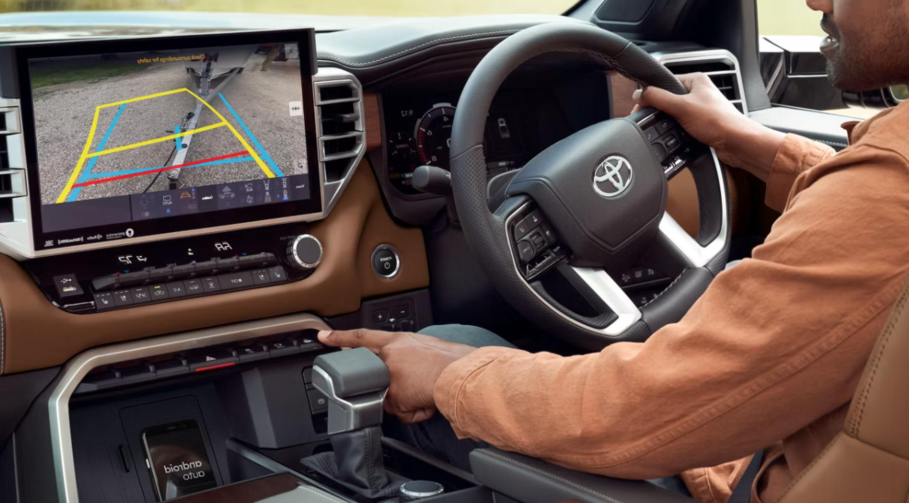 右ハンドルの日本仕様のタンドラ